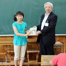 「『ちゃぐりん』を寄贈−自然と命の大切さ学んで」の画像