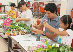「親子で花をアレンジ」の画像