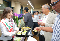 「組合長が市場で販促」の画像