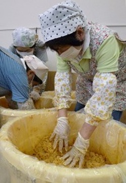 「みそ天地返し、熟成を均一に」の画像