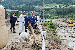 「土石流被害の現場を視察」の画像