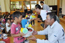 「保育・幼稚園に、ブドウ・リンゴ」の画像