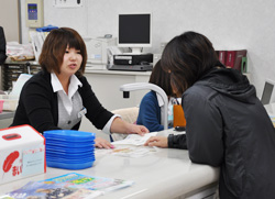 「特殊詐欺防止へ、窓口の声掛け訓練」の画像