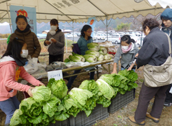 「そば祭りで野菜を販売」の画像