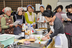 「スキーシーズン控え料理講習。民宿のおかみ腕磨く」の画像