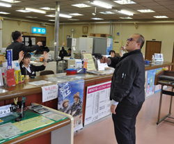「年末年始へ防犯訓練－犯人を落ち着かせ、非常通報装置を」の画像