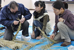 「しめ縄作り楽しむ」の画像