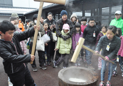 「餅つきに児童 笑顔」の画像