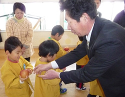 「保育園にリンゴ贈る」の画像