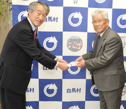 「大町市などへ震災見舞い。職員OB会が義援金」の画像