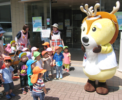 「多彩な催しでにぎわう」の画像
