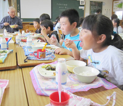 「自家栽培タマネギ、学校給食で堪能」の画像