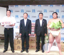 「御嶽海関に県産農畜産物贈る」の画像