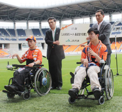 「障害者招待席で、サッカー女子応援」の画像