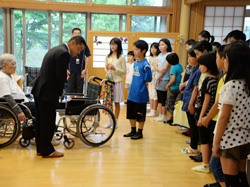 「児童が車椅子贈り交流」の画像