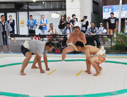 「おやじ相撲熱戦」の画像