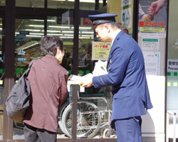 「街頭で啓発活動」の画像