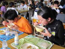 「長野県きのこの日 おいしさ伝えよう－給食に地元産」の画像