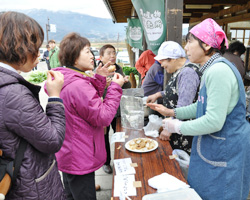 「伝統野菜知って、試食会で紹介」の画像