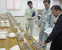 「きのこ品評会 盛ん－展示即売会で地場産をPR」の画像