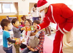 「クリスマス会、家族で楽しむ」の画像