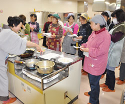 「民宿のおかみ、料理の腕磨く」の画像