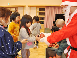 「りんごサンタ、園児にお届け」の画像