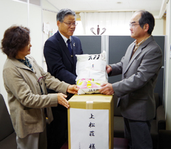 「福祉施設に米や餅贈呈」の画像