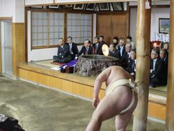 「農畜産物贈呈し、御嶽海関を応援」の画像
