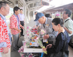 「特産の花を、乗客にPR」の画像