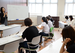 「女性大学でマナー講座」の画像