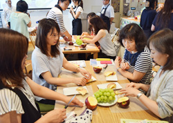 「果実のおいしさ発信、飾り切り教える」の画像