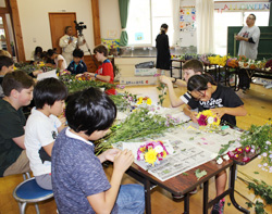 「地元産使い、思い思いに花アレンジ－管内二つの小学校でJA長野八ヶ岳教室」の画像