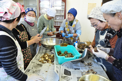「講習用の畑の作物で芋煮会」の画像