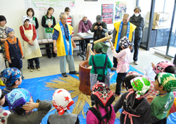 「餅つきで交流、園児と楽しむ」の画像