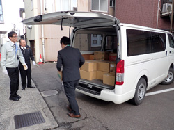 「被災者のお役に、食料など届ける」の画像