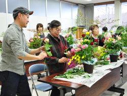 「青年部員が講師、お花飾り豪華に」の画像