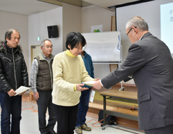 「主婦ら栽培学ぶ、15人修了証授与」の画像