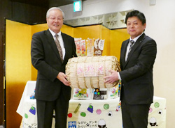 「地元産 勝利の力に、体育協会に米など贈る」の画像
