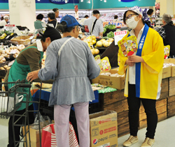 「職員や農家 販促に汗－きのこ試食振る舞う」の画像