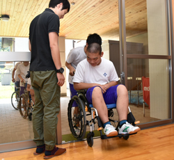「生徒が車椅子体験、声掛け大事と指導」の画像