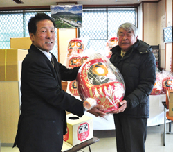 「福だるま貯金、抽選で縁起物」の画像