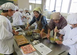 「食農で中学生とサツマイモ調理」の画像