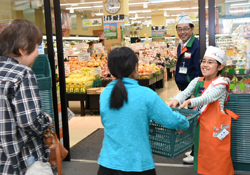 「一日店長が奮闘」の画像