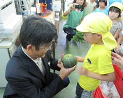 「園児が作った野菜、JAにプレゼント」の画像