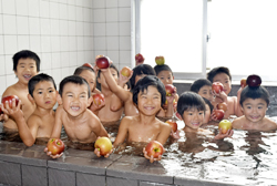 「リンゴ風呂、児童ら笑顔」の画像