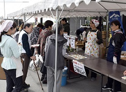 「直売所収穫祭、振る舞い盛況」の画像