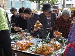 「秋の収穫祭盛況、次回は12月14日」の画像