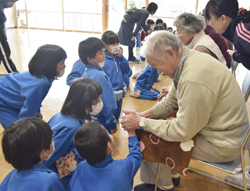 「児童と利用者が笑顔で触れ合い」の画像