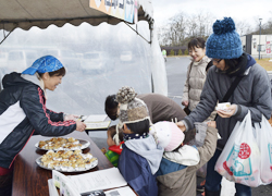 「地元農産物使用、料理と試食人気」の画像